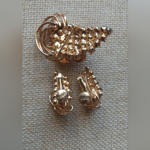 Hobe VTG Signed Gold Tone Faux Pearl Grape Cluster Brooch + Earrings Set - Picture 10 of 13